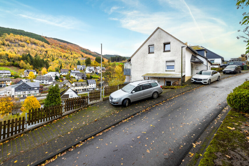 Hausansicht_Stellplätze_ (2)